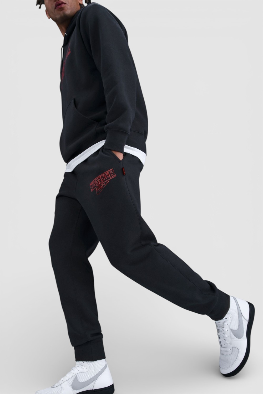 תמונת כל הלוק של מכנסי ג'וגר נייקי X דברים מוזרים